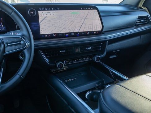 Used 2025 Chevrolet Suburban Z71 image 19