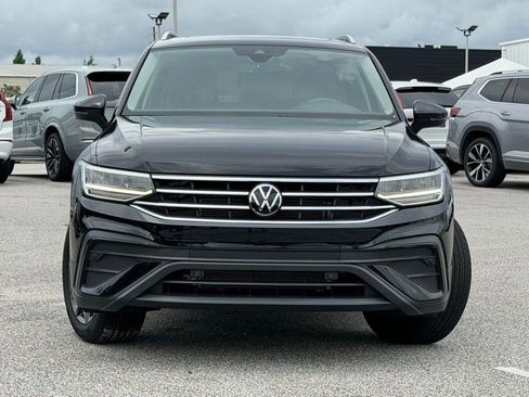 Used 2023 Volkswagen Tiguan SE w/ Panoramic Sunroof Package FWD image 2