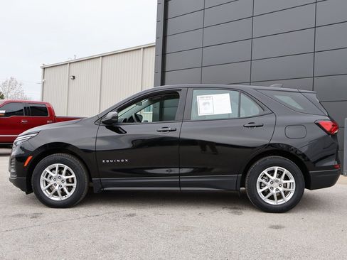 Used 2022 Chevrolet Equinox LS image 2