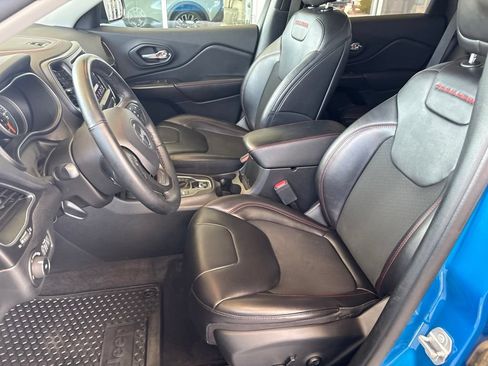 Used 2019 Jeep Cherokee Trailhawk w/ Cold Weather Group AWD/4WD image 8