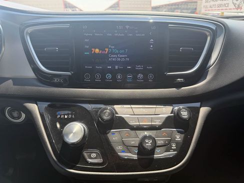 Used 2018 Chrysler Pacifica Touring-L Plus FWD image 18