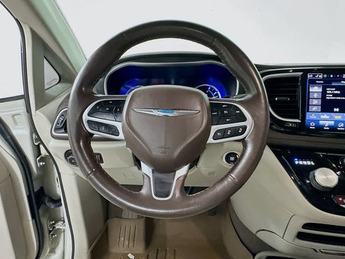 Used 2021 Chrysler Pacifica Touring-L FWD image 18