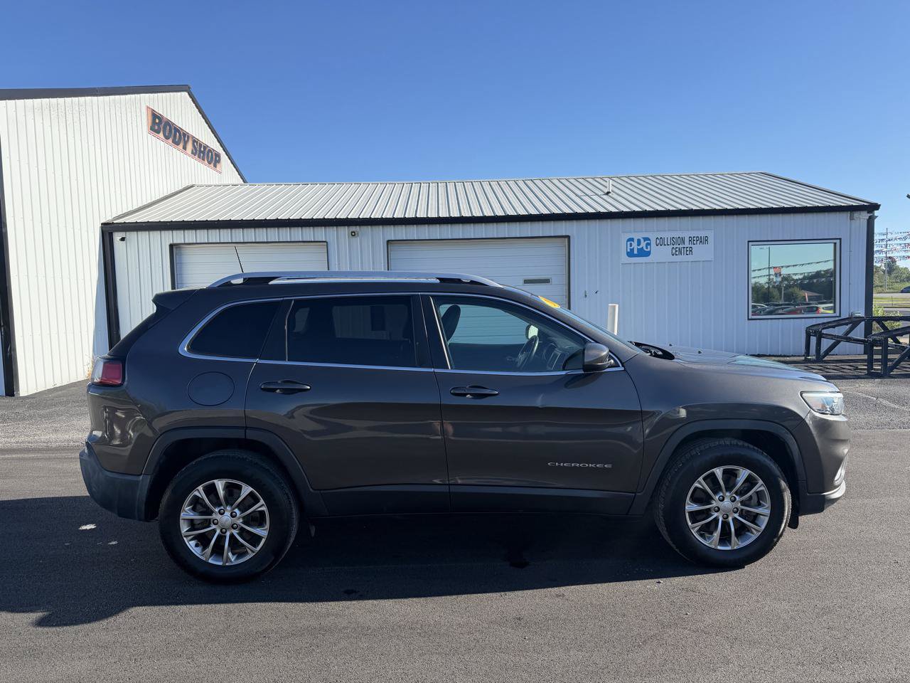 Used 2019 Jeep Cherokee Latitude Plus w/ Cold Weather Group AWD/4WD image 3