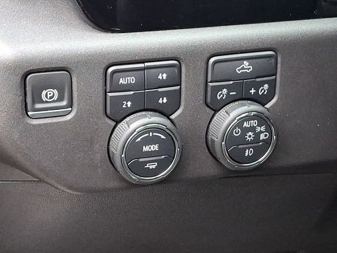 Used 2024 Chevrolet Silverado 1500 LT Trail Boss w/ Convenience Package II AWD/4WD image 33