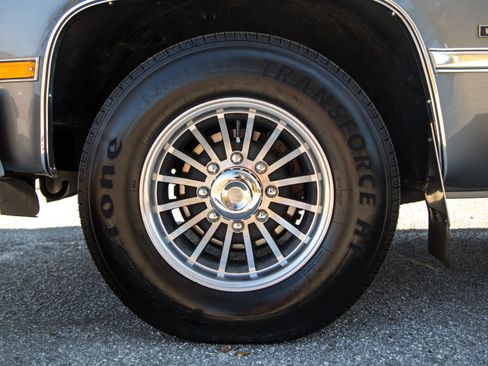 Used 1988 Chevrolet Suburban 2500 image 21