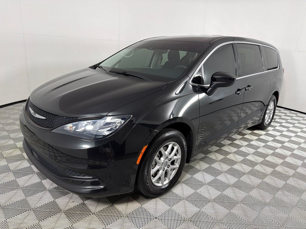 Used 2023 Chrysler Voyager LX FWD image 9