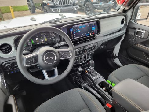 Used 2025 Jeep Wrangler Unlimited Sahara w/ Safety Group AWD/4WD image 18