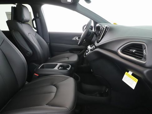 New 2026 Chrysler Pacifica Select image 35