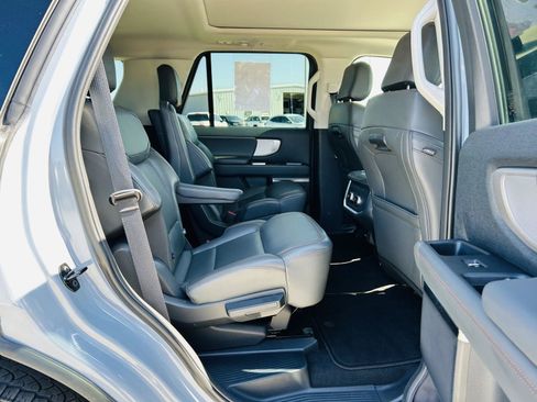 Used 2025 Ford Expedition Active AWD/4WD image 38