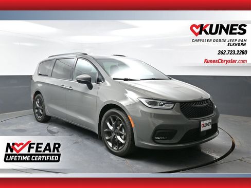 Used 2023 Chrysler Pacifica Touring-L w/ Uconnect Theater Family Group AWD/4WD image 1