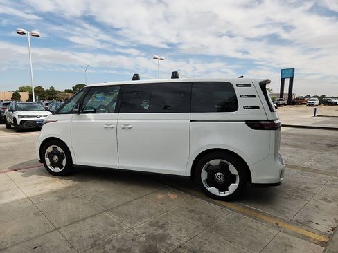 Used 2025 Volkswagen ID. Buzz Pro S RWD image 4