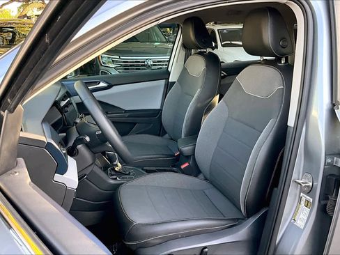 Certified 2023 Volkswagen Taos SE w/ Panoramic Sunroof Package image 8