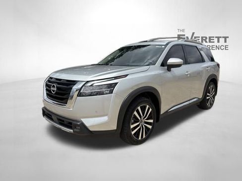 Used 2024 Nissan Pathfinder Platinum FWD image 3