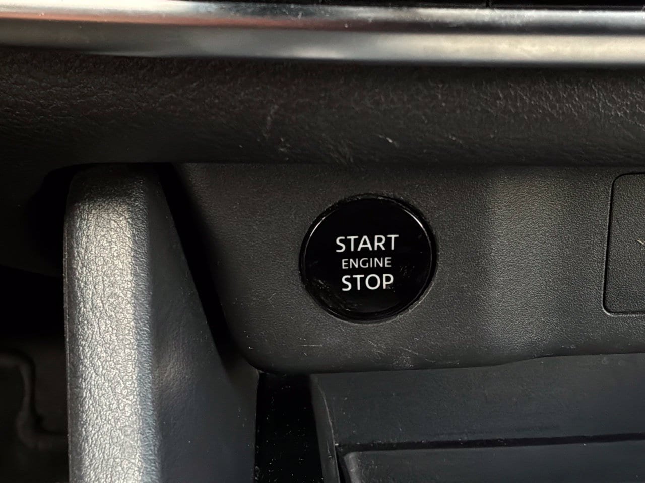 Used 2025 Nissan Rogue SV FWD image 29
