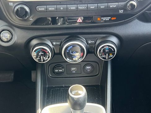 Used 2021 Hyundai Venue SEL w/ Premium Package image 31