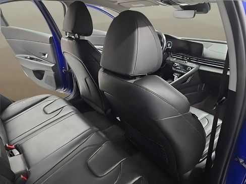 Certified 2025 Hyundai Elantra Limited FWD image 22