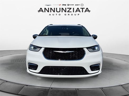 Certified 2023 Chrysler Pacifica Limited image 8