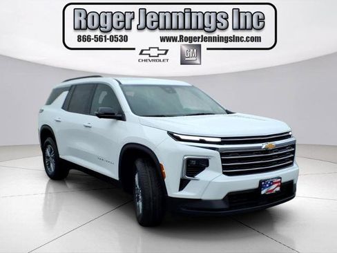 Used 2025 Chevrolet Traverse LT w/ Driver Confidence Package FWD image 6