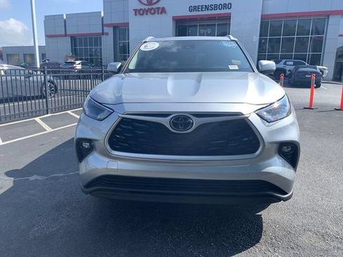 Used 2023 Toyota Highlander XLE FWD image 3