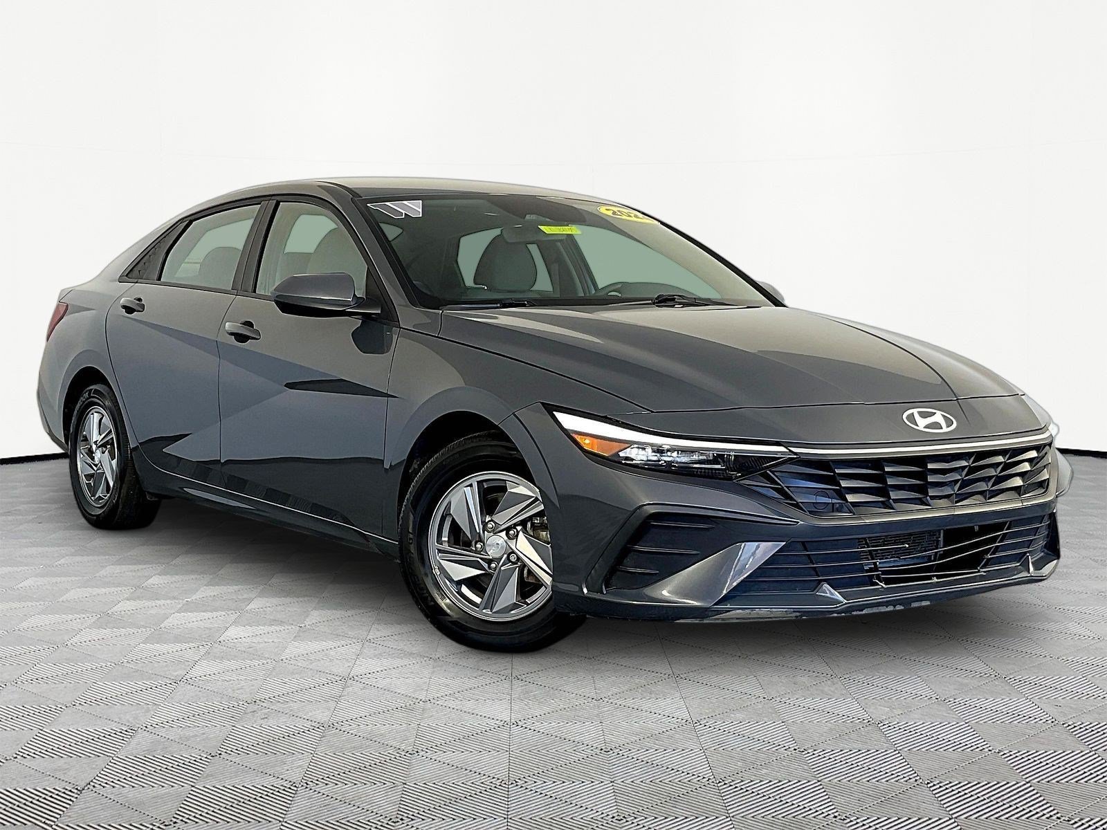 Used 2024 Hyundai Elantra SE FWD image 3