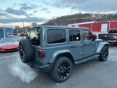 Used 2025 Jeep Wrangler Sahara image 5