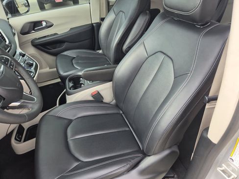 Used 2024 Chrysler Pacifica Touring-L FWD image 15