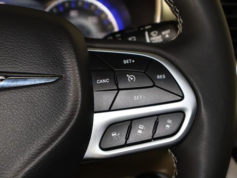 Used 2024 Chrysler Pacifica Touring-L image 21