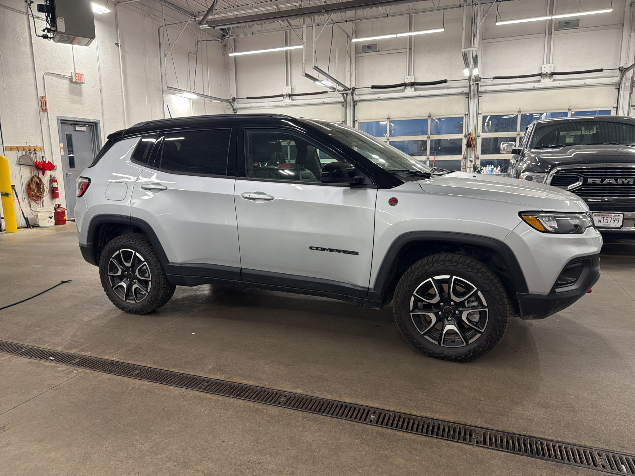 Used 2026 Jeep Compass Trailhawk AWD/4WD image 3