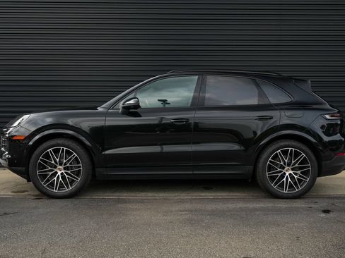 Certified 2025 Porsche Cayenne E-Hybrid AWD/4WD image 2