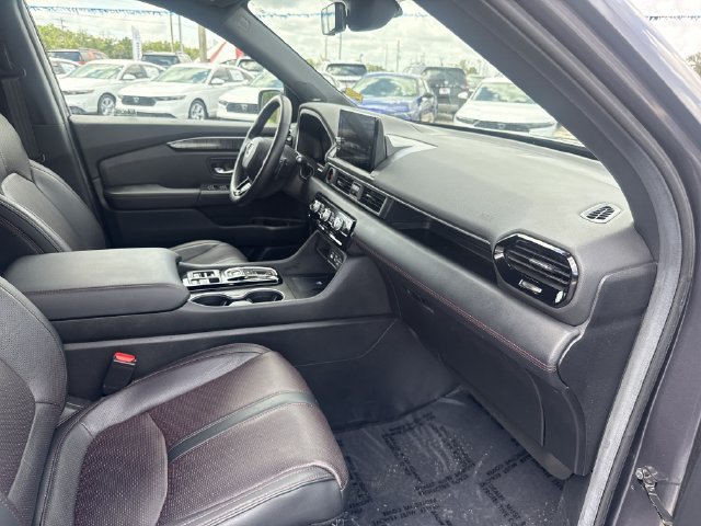 Certified 2025 Honda Pilot Black Edition image 19