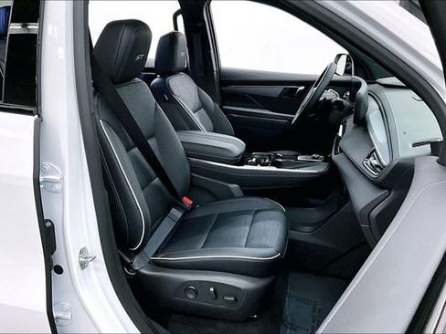 Used 2025 Buick Enclave Sport Touring image 8