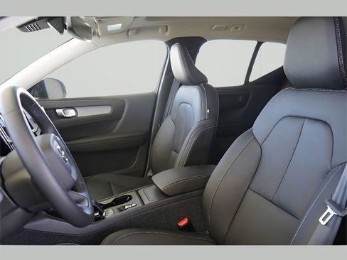 New 2025 Volvo XC40 B5 Core w/ Protection Package Premier image 19