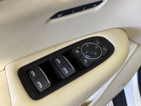 Used 2018 Cadillac XT5 Luxury w/ Driver Awareness Package image 16