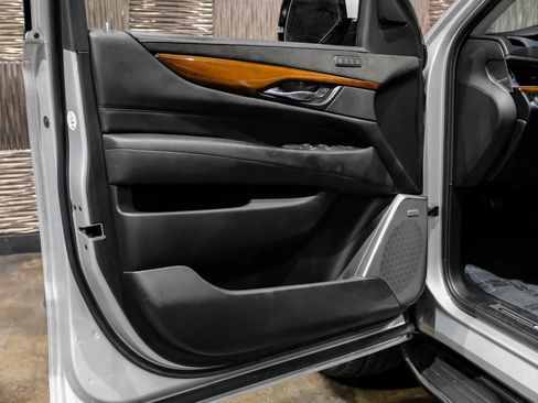 Used 2019 Cadillac Escalade ESV Luxury AWD/4WD image 37