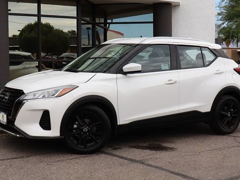 Used 2023 Nissan Kicks SV FWD image 3