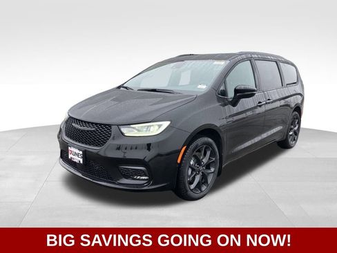 New 2026 Chrysler Pacifica Select w/ S Appearance Package image 4