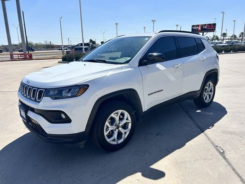 Used 2025 Jeep Compass Latitude image 3