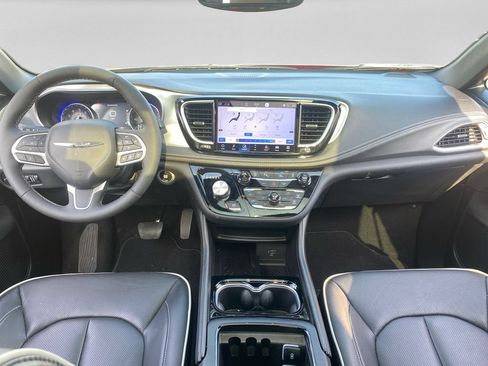 Used 2026 Chrysler Pacifica Limited FWD image 15