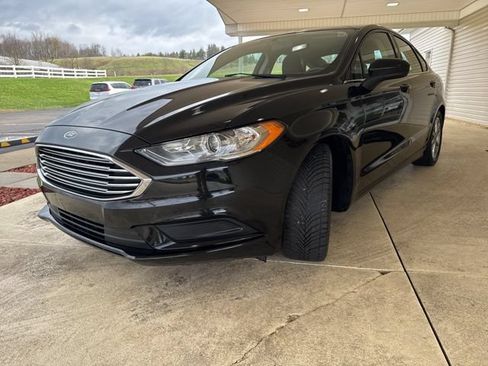 Used 2017 Ford Fusion SE w/ Fusion SE Technology Package FWD image 9