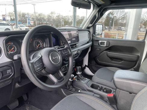 Used 2025 Jeep Gladiator Sport image 10