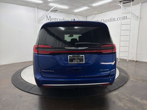 Used 2021 Chrysler Pacifica Pinnacle FWD image 6