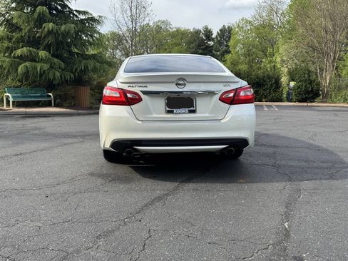 Used 2016 Nissan Altima 2.5 SR w/ Interior Lighting Package image 6