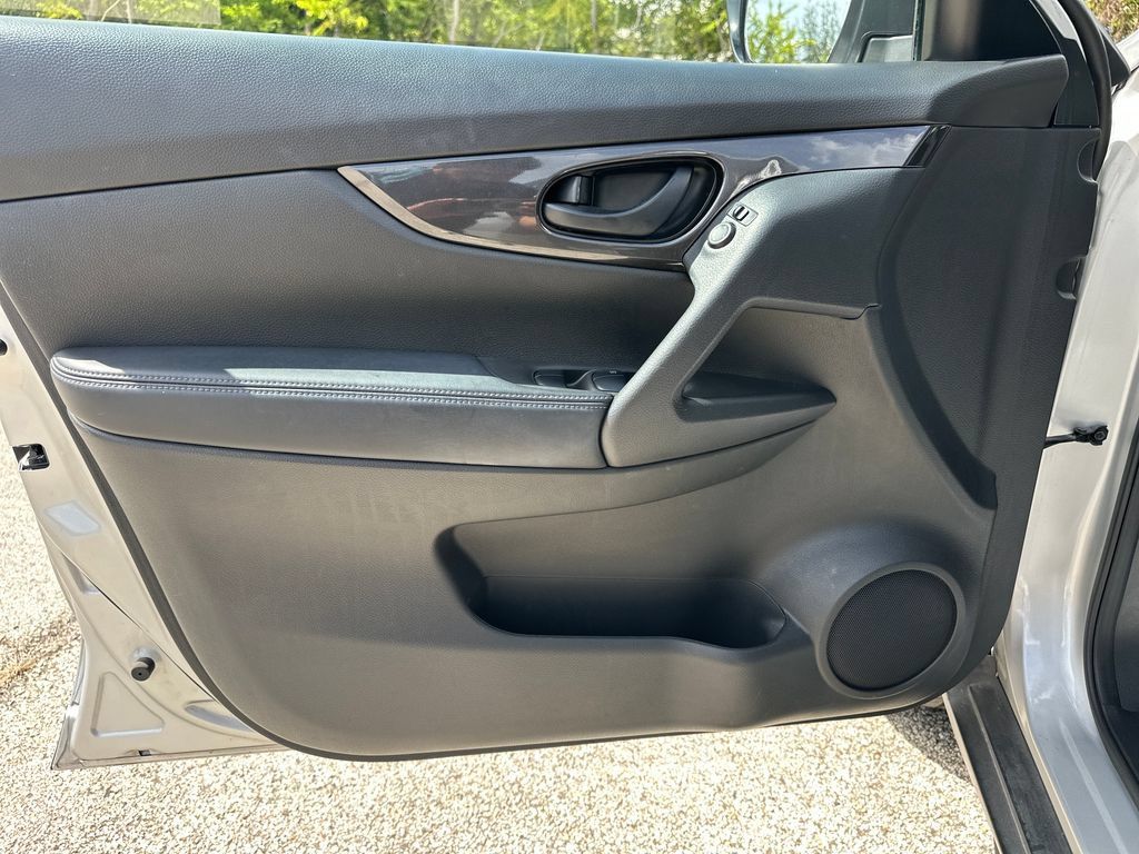 Used 2020 Nissan Rogue S FWD image 22