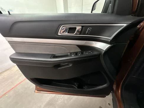 Used 2017 Ford Explorer XLT w/ Equipment Group 202A AWD/4WD image 17