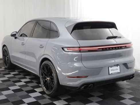 Used 2025 Porsche Cayenne AWD/4WD image 17