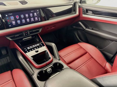 Certified 2024 Porsche Cayenne AWD/4WD image 25