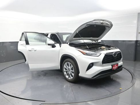 Certified 2025 Toyota Highlander Limited AWD/4WD image 40