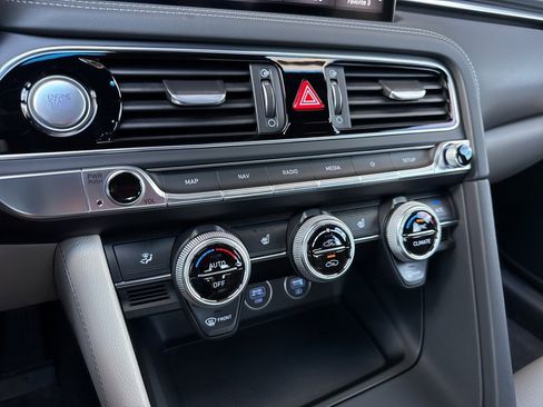 Used 2022 Genesis G70 2.0T image 18