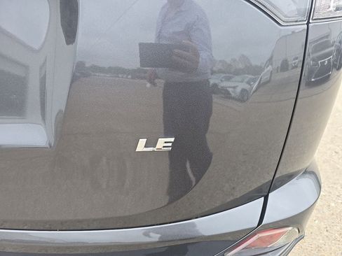 Used 2018 Toyota RAV4 LE image 7