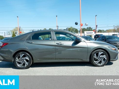 Used 2025 Hyundai Elantra Sport image 5